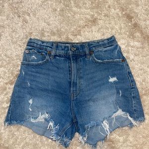 Abercrombie & Fitch The 4” Mom Short Curve Love